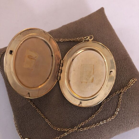 Vintage Flower Engraved Gold tone Hinged Oval Pic Locket Pendant 18" Necklace - Picture 3 of 9